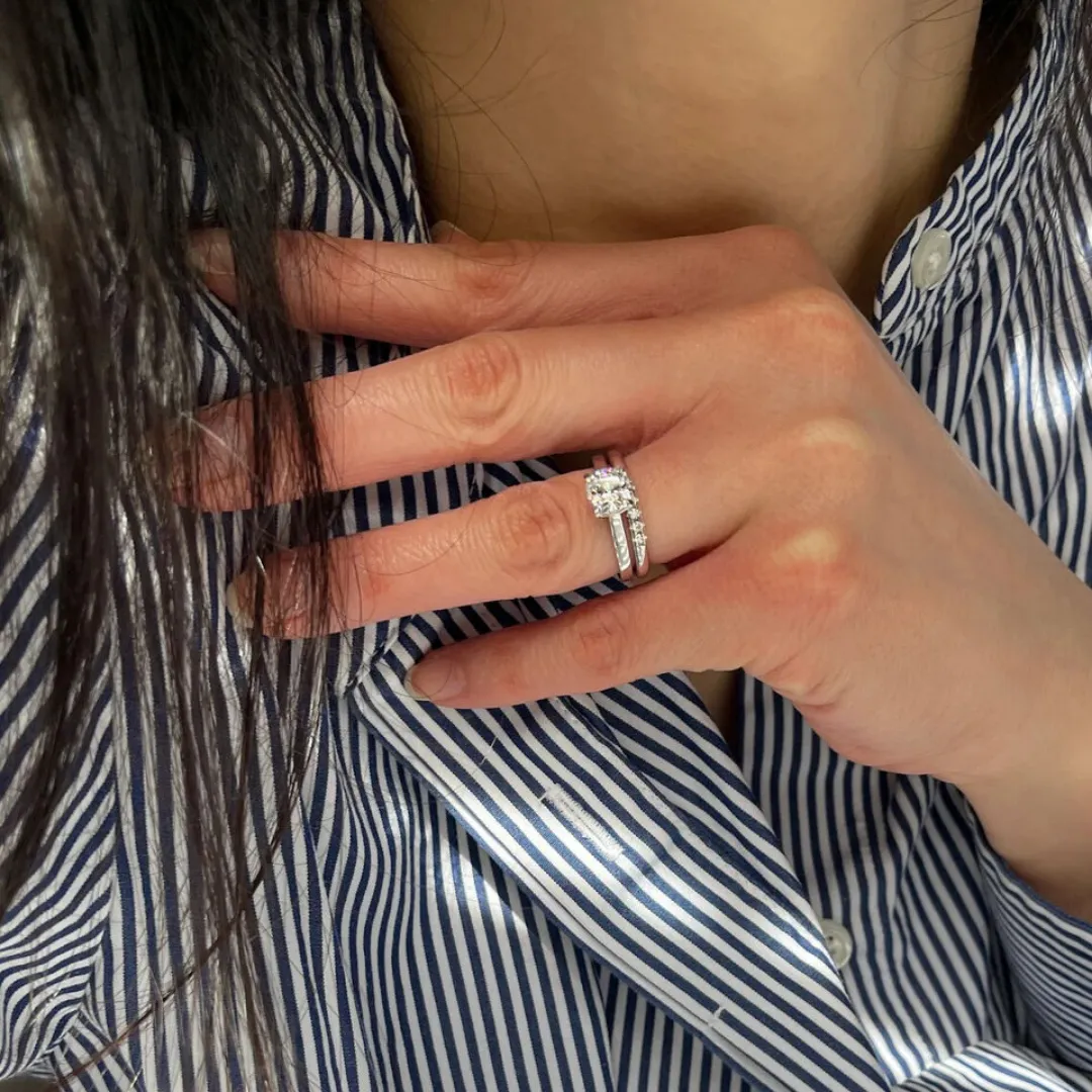 /public/photos/live/Cushion Cut 5 Stone Moissanite Matching Engagement Ring Set 715 (3).webp